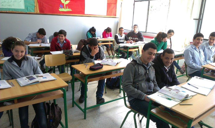 Un'aula con ragazze e ragazzi. 