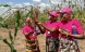 Trois femmes se tiennent debout à côté d’un plant de céréale et vérifient la qualité des semences.