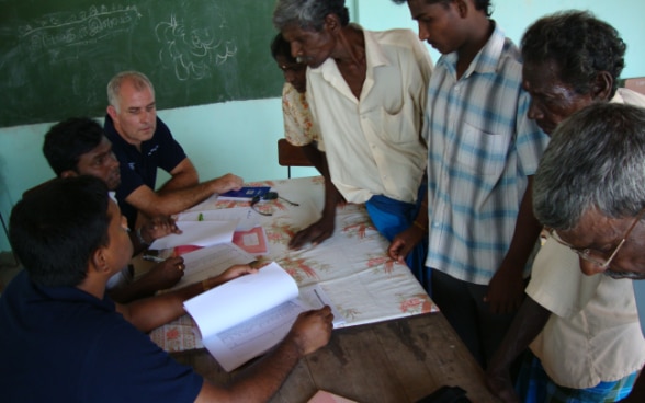 Lars Büchler rodeado de srilankeses.