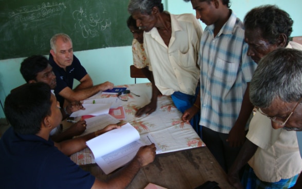 Lars Büchler in mezzo a un gruppo di Srilankesi