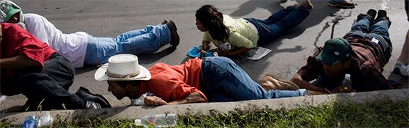 Supporters du président destitué Jose Manuel Zelaya sous les coups de feu de l'armée hondurienne en 2009