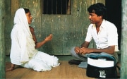 Un uomo e una donna discutono in un gruppo di lavoro sugli aspetti di genere in Bangladesh