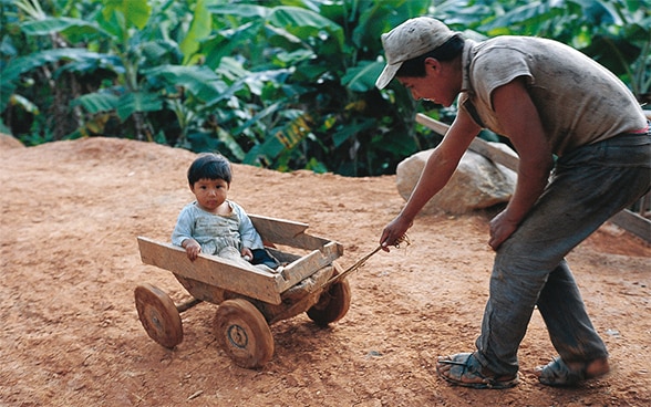Ein Vater spielt mit seinem Kind in Bolivien