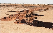 Crevasses à la surface du desert au Mali en 2012