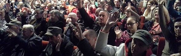 Séance plénière à Tuzla où des citoyens votent à main levée lors des manifestations de 2014