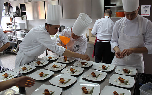 Aprendices de cocina aprenden a presentar los platos