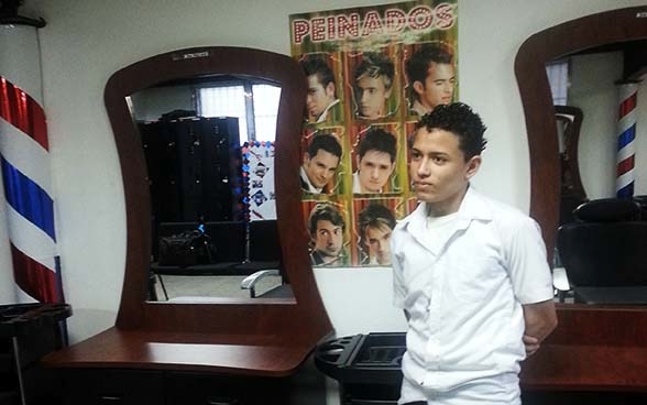 Fernando posa in un salone di parrucchiere