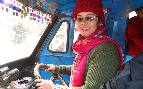 Tusasa Thapa al volante di un furgone
