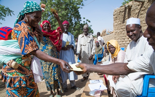 Aldeanos en Danza, Nigeria, recibiendo pagos como parte del programa «cash-for-work»