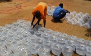 Personen holen Wasser bei einer Zisterne im Südsudan.