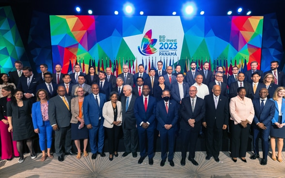 Gruppenfoto, Frauen und Männer des Gouverneursrat des IDB.