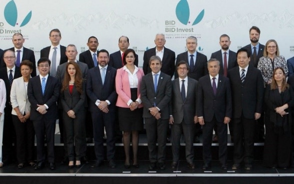 Miembros del BID retratados en una foto tomada durante la asamblea anual 2018 en Argentina.