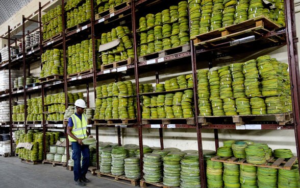 Un operaio ghanese al lavoro in un deposito di materiali.