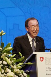 Il segretario generale dell’ONU Ban Ki-Moon sul podio mentre parla alla Conferenza annuale della cooperazione svizzera allo sviluppo 2016.