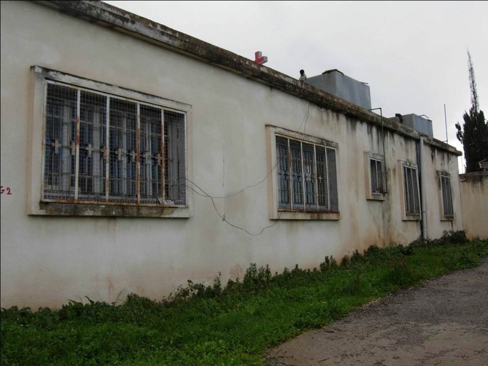 Une façade délabrée d’une école.