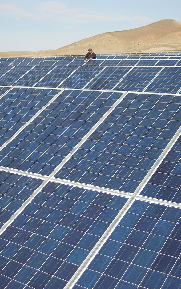 Eine Solaranlage in einer Wüste in Afghanistan.