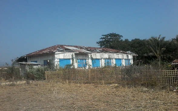 La scuola elementare a Yat Khone Taing prima della ricostruzione.