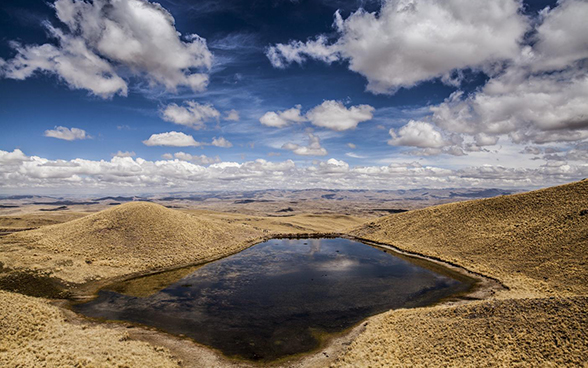 Une réserve d'eau dans les hautes plaines du Pérou.