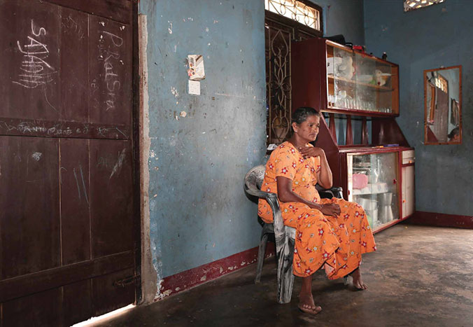 Kanageswari Chandrasegaram s’est retrouvée seule avec quatre enfants à charge après la mort de son mari, lors du tsunami de 2004. Aujourd’hui, deux d’entre eux habitent toujours avec elle. L’un de ses fils a dû interrompre sa scolarité pour aller travailler et rapporter de quoi manger à la famille. © R.H. Samarakone/DDC
