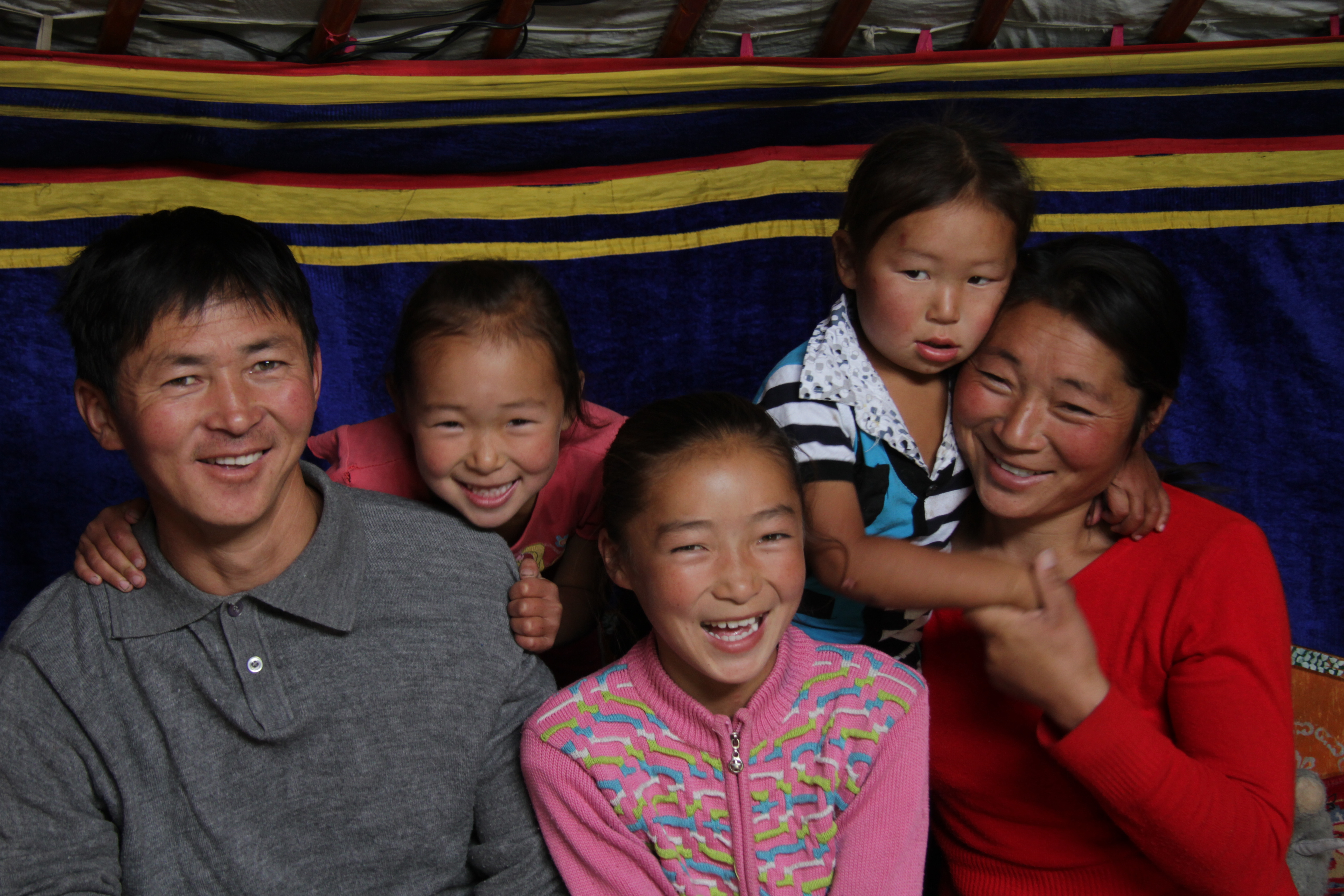 Mongolische Eltern mit ihren drei Kindern.
