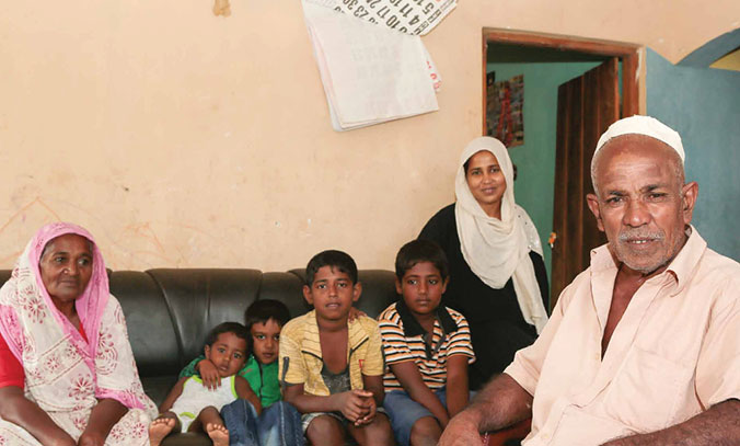 Bien avant le tsunami, Abdul Latheef avait décidé de laisser la maison à sa fille en guise de dot. Les fonds de la DDC lui ont permis de reconstruire la bâtisse endommagée en 2004. Réinstallé depuis dans une modeste demeure située à proximité, il aime rendre visite à ses petits-enfants quand son emploi du temps le lui permet. © R.H. Samarakone/DDC