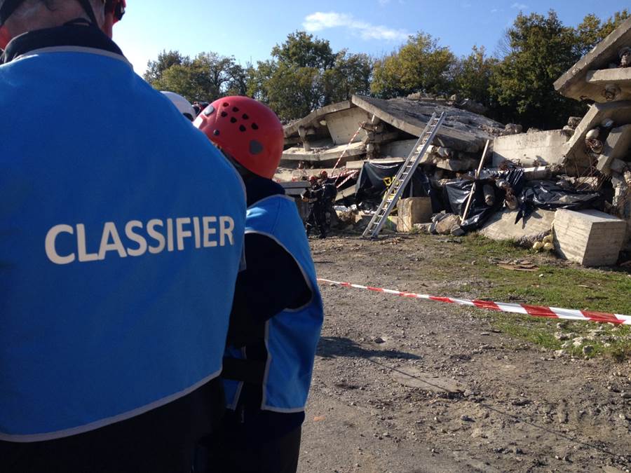 Two international expert classifiers talking on the site used for the Moroccan rescue workers' training. 