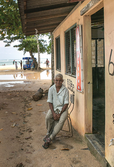 2004 wurde Ranjani Samarawickrema, der nie schwimmen gelernt hatte, von seiner Frau aus den Fluten gerettet. Heute vermietet Ranjani in seinem renovierten Haus Zimmer an Touristen. © R.H. Samarakone/DEZA