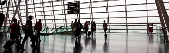 Persone con bagagli all'aeroporto di Zurigo 