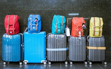 Image symbolique: sacs à dos et valises.
