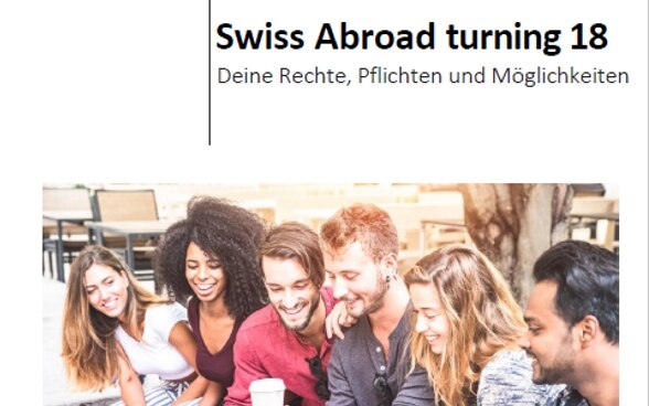 Auf diesem Bild sehen Sie eine Gruppe von jungen Leuten, die neben einander sitzen, auf ein Smartphone schauen, lachen und Kaffee trinken.