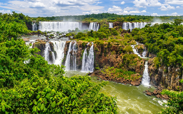 Das Foto zeigt die Iguazú-Wasserfälle in Brasilien