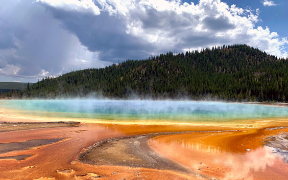 Das Bild zeigt eine geothermische Quelle, das Symbol des Yellowstone Nationalparks