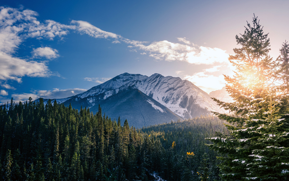 The picture shows the town of Banff in Canada with the mountains and the national park.