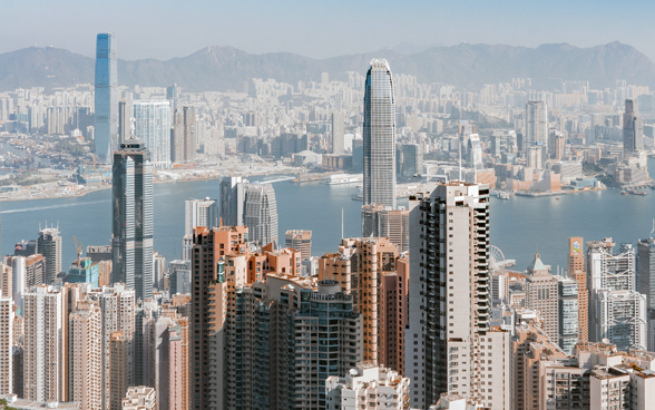 L'image montre Hong Kong et ses bâtiments vus du ciel.