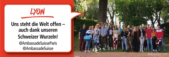 Bastian Baker an einem Konzert in Mailand, auf dem Bild twitter adresse, @consolatosvizzeromilano, #MySwiss18