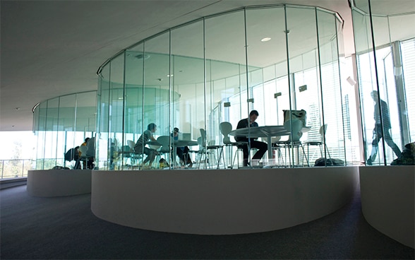 Fotos de estudantes na biblioteca do Centro de Aprendizagem Rolex em Lausanne