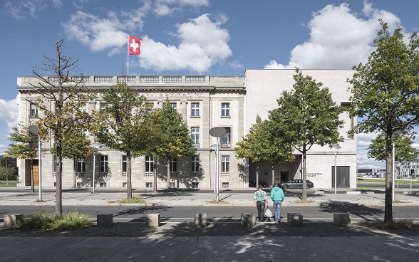 Bâtiment de l'ambassade avec le drapeau suisse.