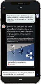: Das Bild zeigt ein Smartphone, auf dem die Chat-Funktion der App geöffnet ist.