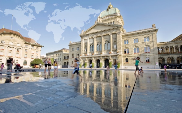 La Place fédérale et le Palais fédéral avec la carte du monde esquissée dans le ciel. (image symbolique)