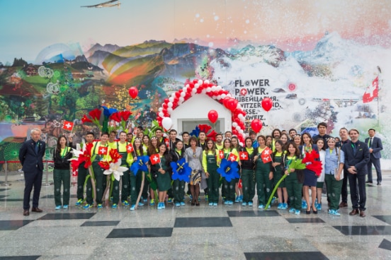 Nicolas Bideau, directeur de Présence Suisse, et les membres de l’équipe devant le pavillon Suisse à l’Expo 2017 à Astana.