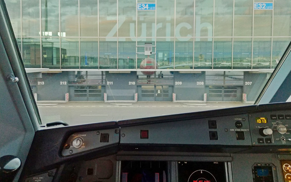 Porte d’embarquement 34 de l’aéroport de Zurich, photographie depuis le cockpit d’un avion.