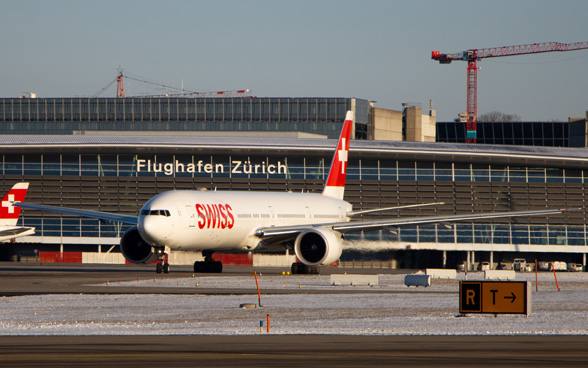 Ein Flugzeug der Fluggesellschaft swiss ist am Flughafen Zürich parkiert.