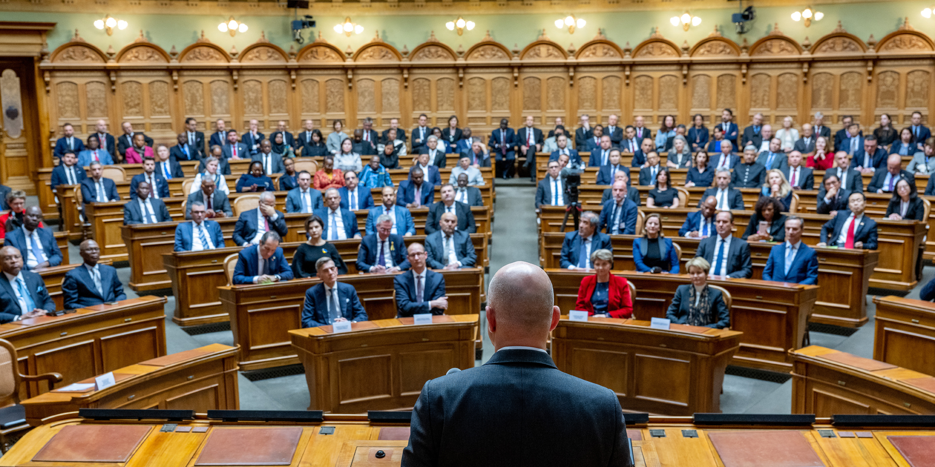 Gli ambasciatori e le ambasciatrici esteri ascoltano il discorso del presidente della Confederazione Alain Berset in occasione della cerimonia di presentazione degli auguri di  buon anno tenutasi nel 2023 presso la sala del Consiglio nazionale. 