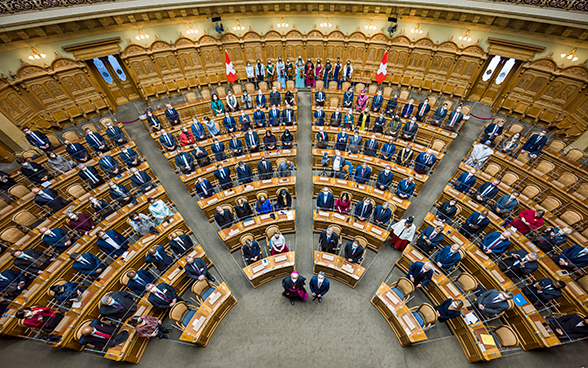 Photo de groupe des participantes et participants au Parlement.
