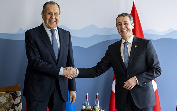 Bundespräsident Cassis im Gespräch schüttelt dem russischen Aussenminister Lawrow die Hand.