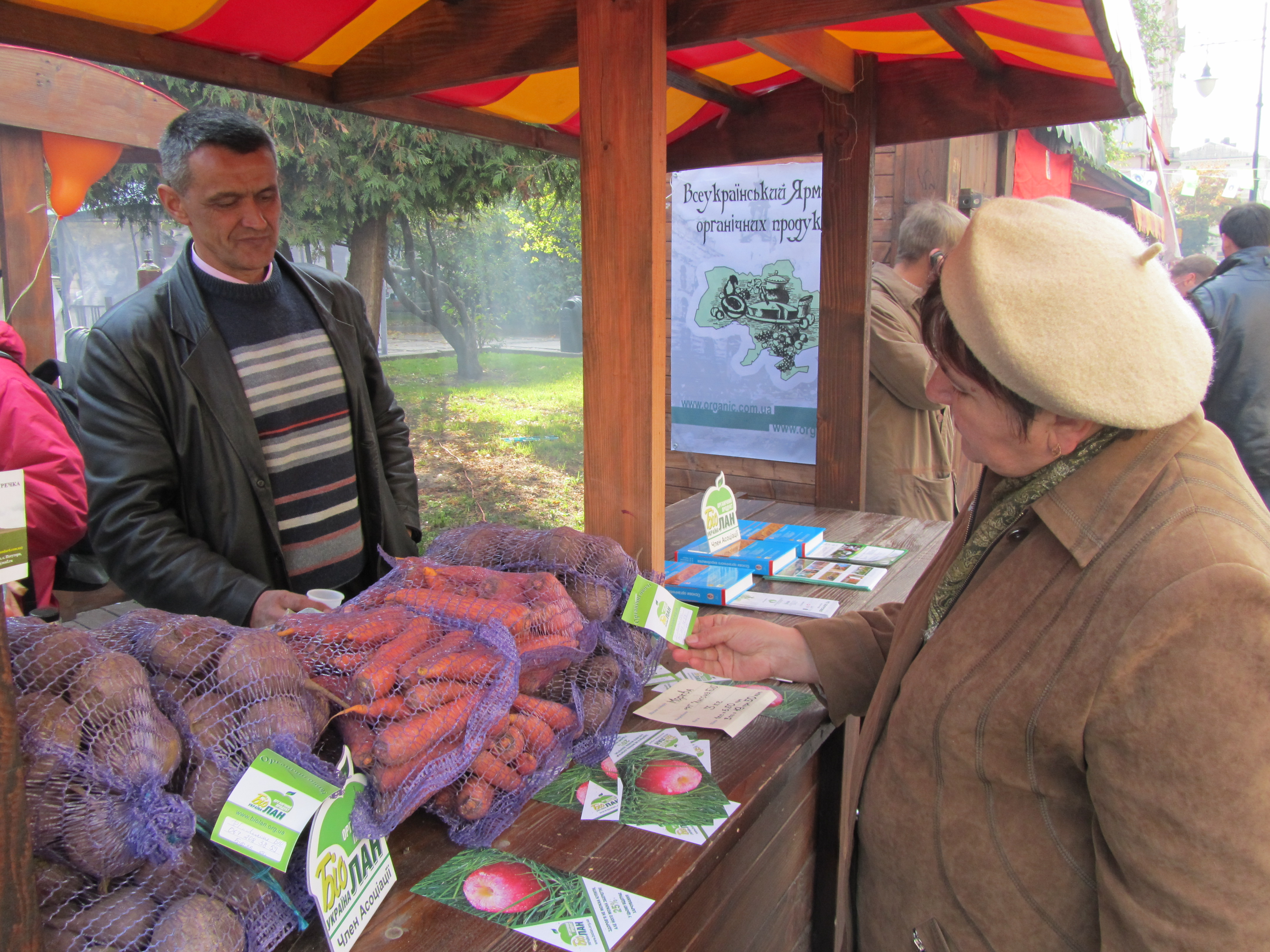 Mercato di prodotti biologici a Lviv. 