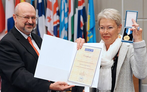 Il segretario generale dell’OSCE Lamberto Zannier conferisce l’onorificenza a Heidi Tagliavini.