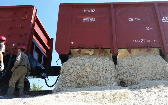 La Suisse a envoyé un nouveau convoi humanitaire, à savoir 3500 tonnes de sable quartzeux destiné à la filtration de l'eau, dans l'est de l'Ukraine.