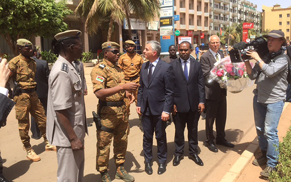 Le conseiller fédéral Didier Burkhalter sur les lieux de l’attentat de Ouagadougou, au Burkina Faso.