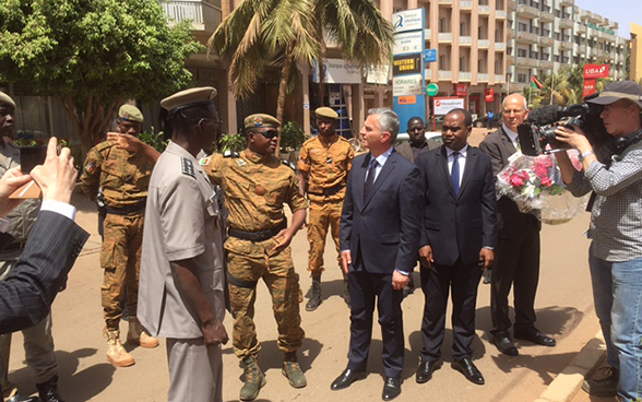 Il consigliere federale Didier Burkhalter nei luoghi dell’attentato di Ouagadougou, Burkina Faso. © DFAE